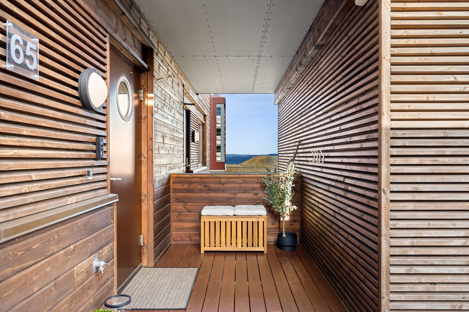 Rekkehuset har en svært god intern beliggenhet på et bilfritt tun i sameiet. Her kan de minste farte fritt mellom huset og lekeplassene i området. Galleribilde