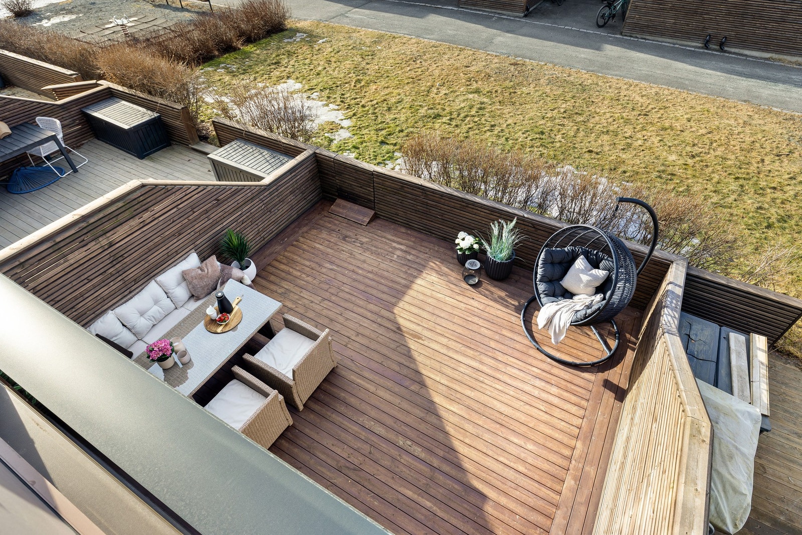 Svært praktisk med grind/port ut til plen og lekeplass. Området er et mekka for barnefamilier! Galleribilde