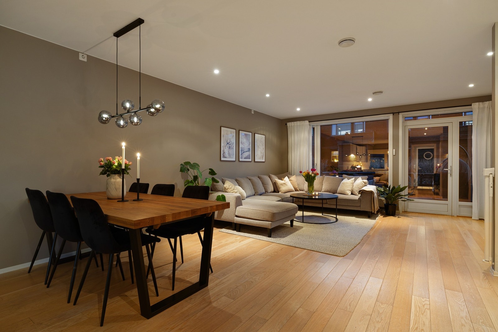 Det er lagt gjennomgående 1-stavs parkettgulv i hele boligen. Galleribilde