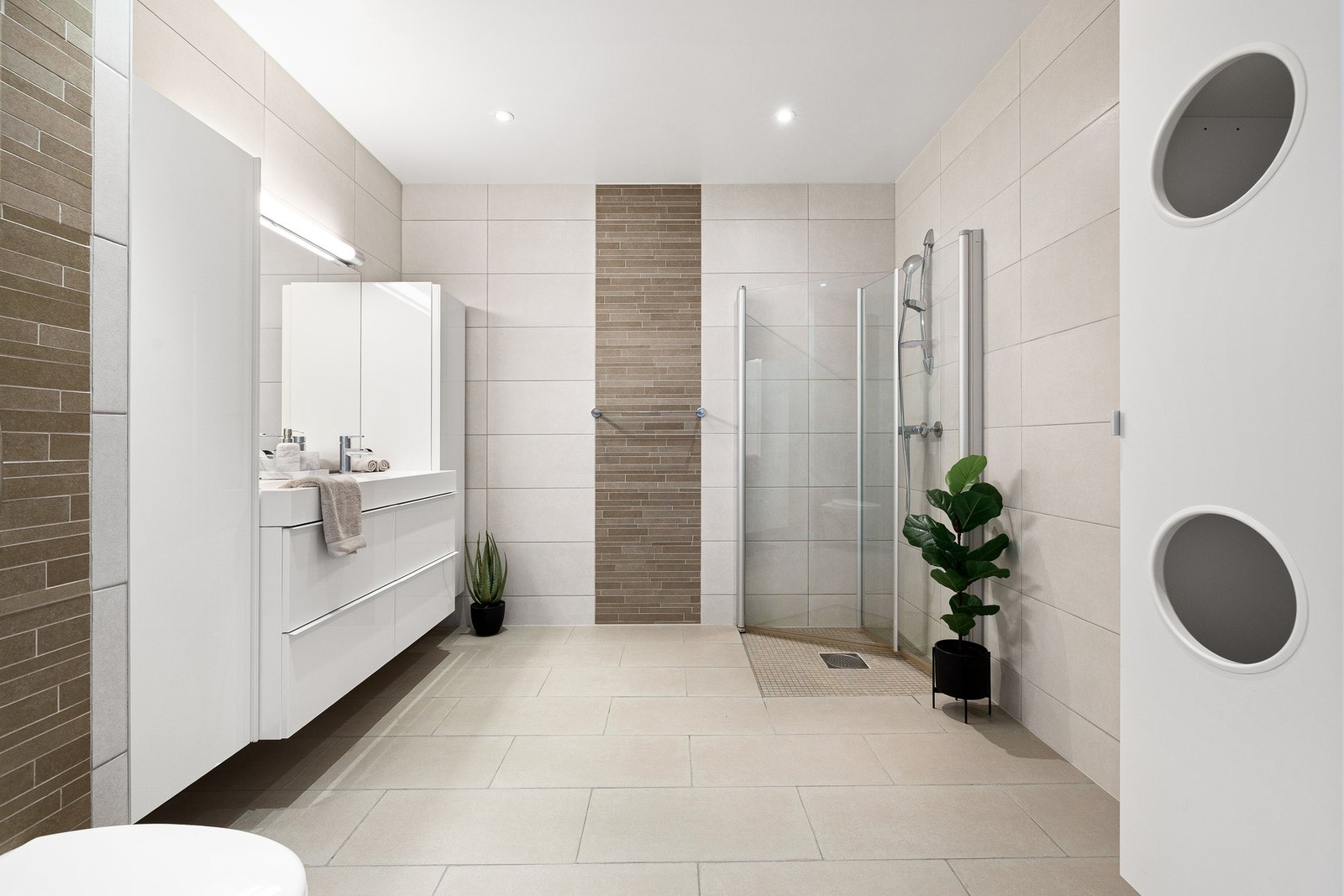 Moderne flislagt bad på hele 7,5 kvm. Her har du dusjhjørne, vegghengt toalett, romslig innredning m/dobbelservant og varmekabler i gulv. Galleribilde