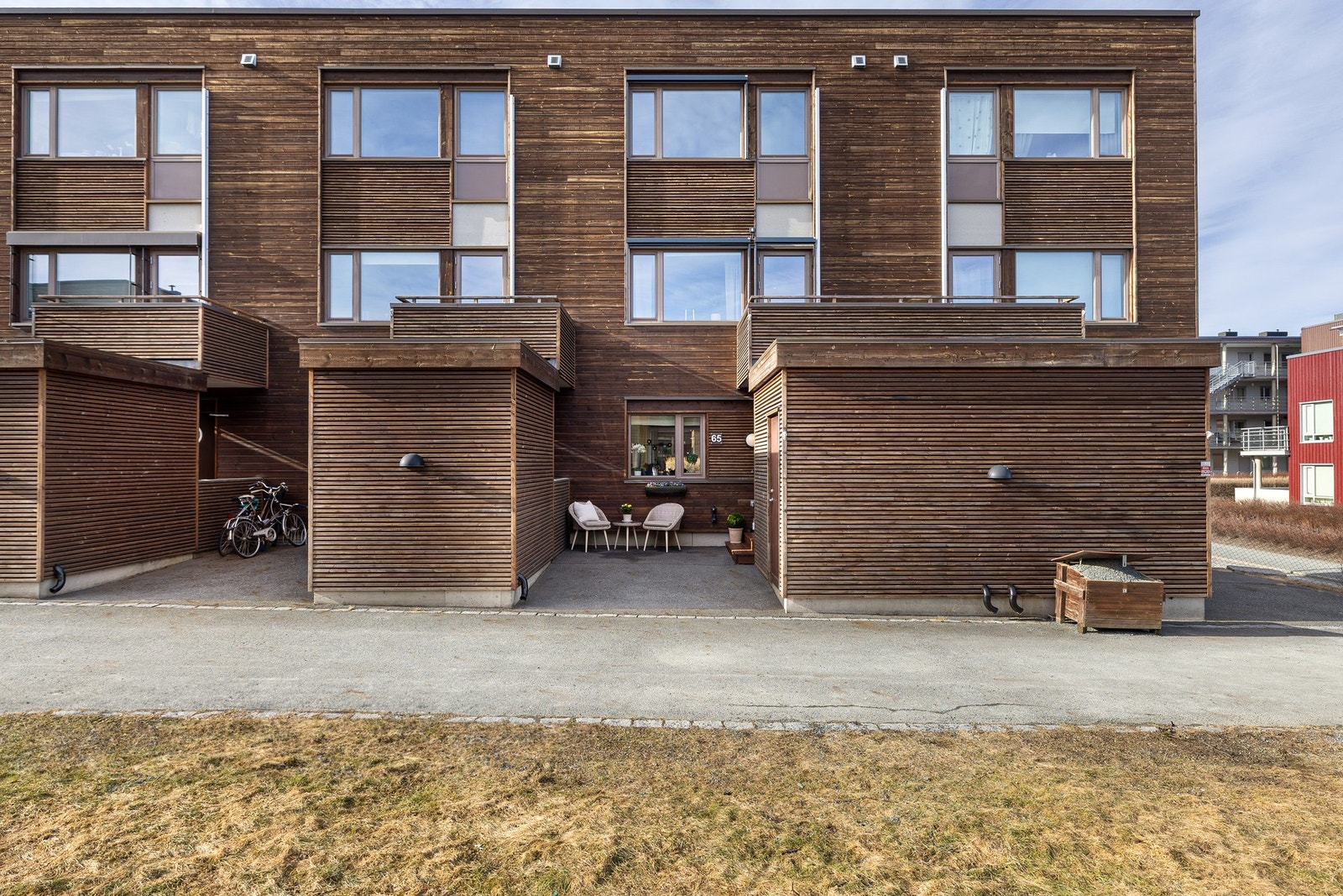 Boligen sto ferdigstilt så sent som i 2012. Felleskostnadene inkl. bl.a TV-pakke, fibernett, vaktmester- og renholdstjenester, velforeningskontingent m.m. Galleribilde