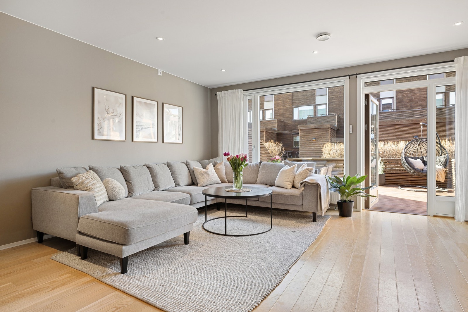 Lyse overflater og store vindusflater bidrar til en god og avslappet atmosfære. Galleribilde