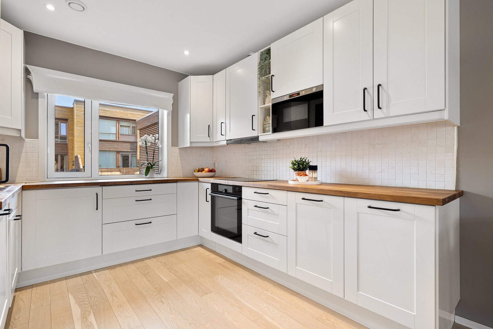 Tidsriktig kjøkken med integrerte hvitevarer og mye skap- og benkeplass. Galleribilde