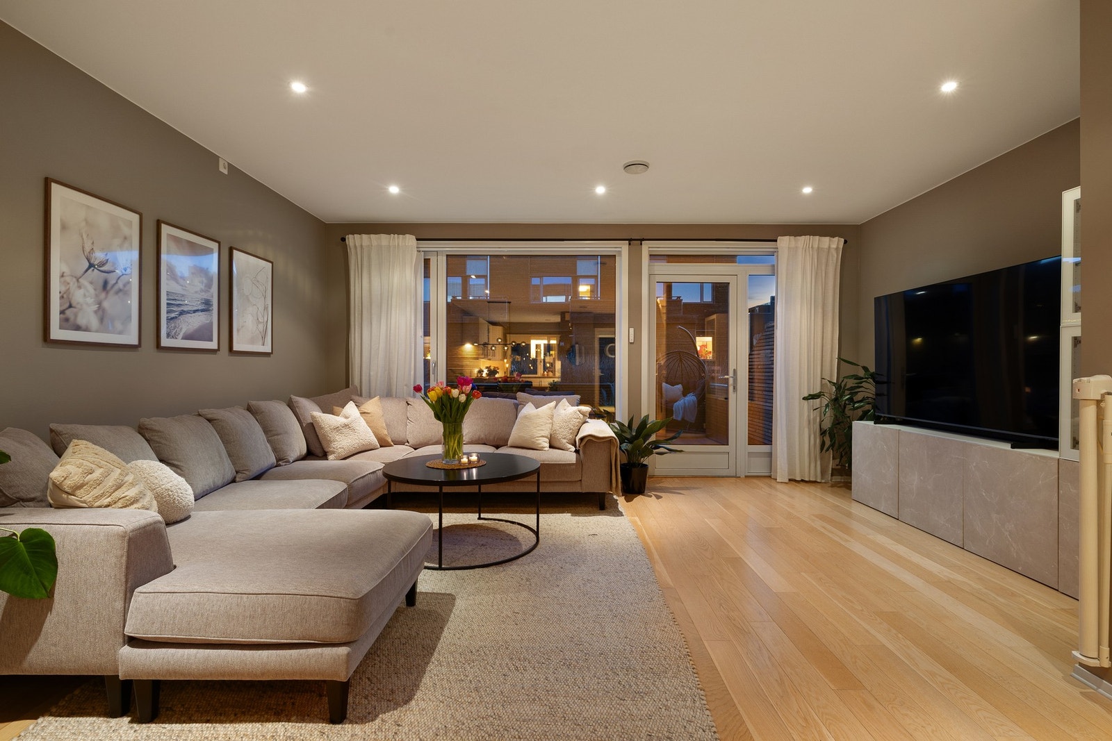 Romslig stue på hele 35 kvm med ypperlige møbleringsmuligheter. Downlights i himling. Galleribilde