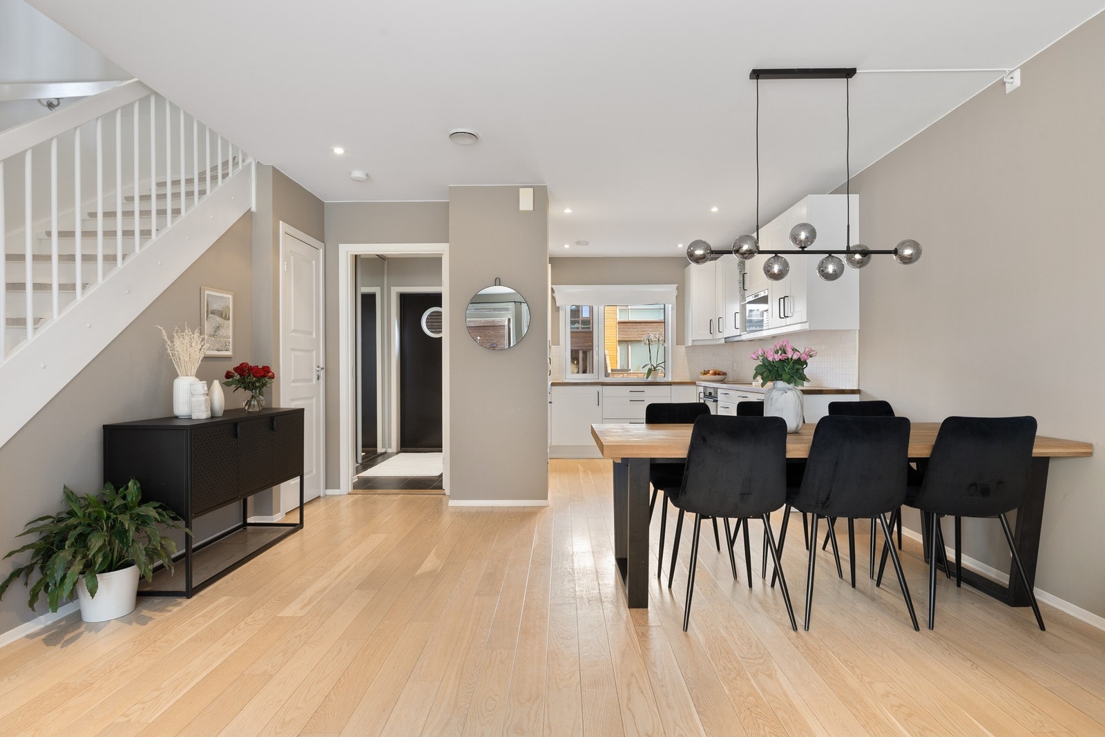 God plass til et stort spisebord i overgangen mellom stue og kjøkken. Galleribilde