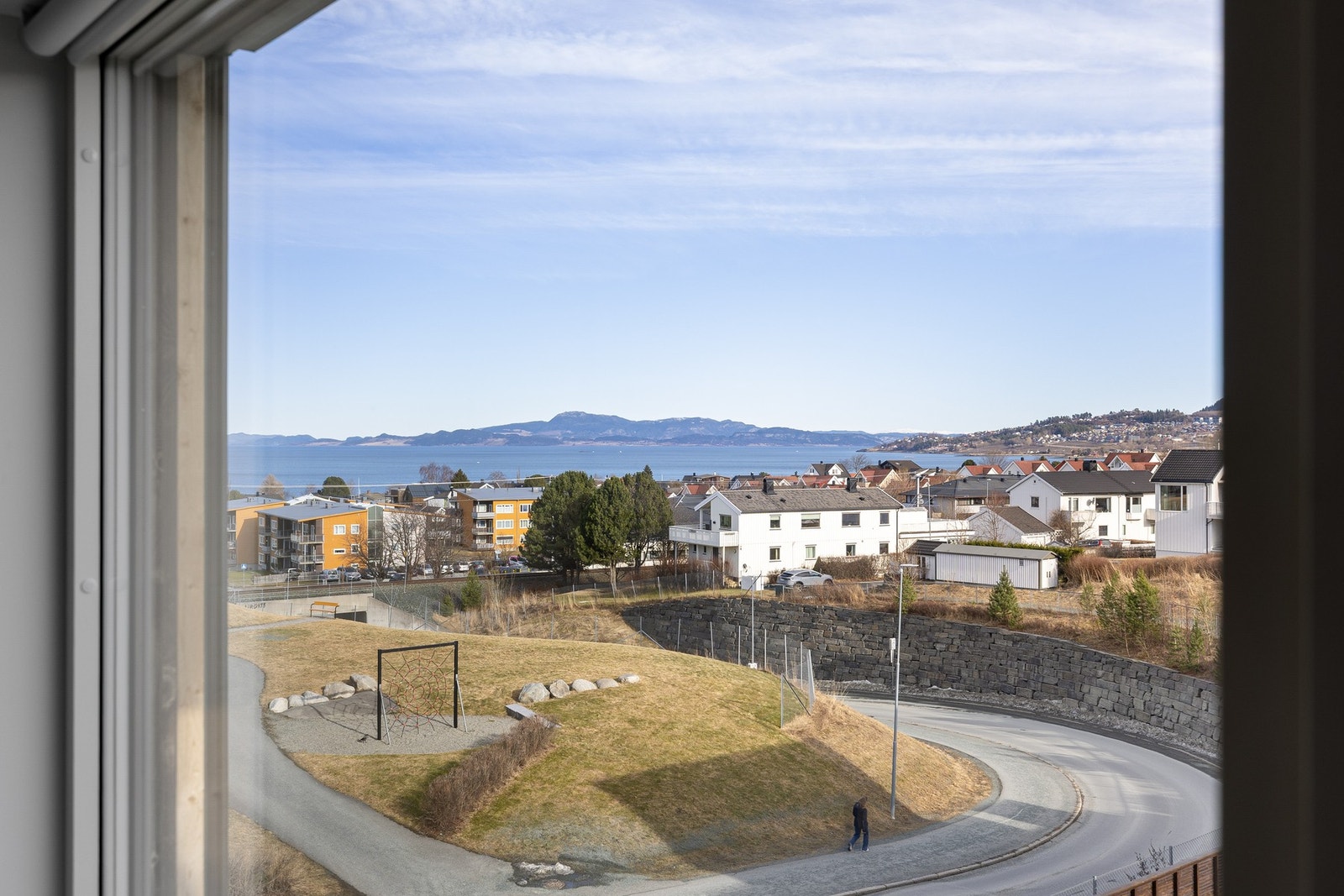 Dette fjerde soverommet egner seg svært godt som kombinert hjemmekontor og gjesterom. Ikke den dummeste utsikten å feste blikket på! Galleribilde