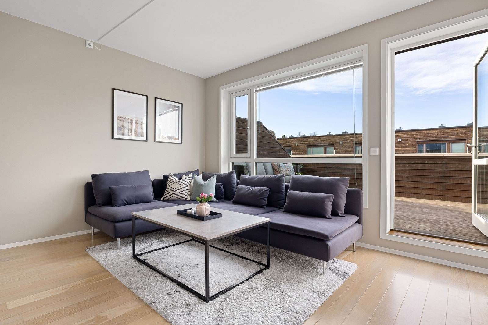 Loftsstuen har høy bruksverdi for både store og små. Utgang til vestvendt takterrrasse. Galleribilde