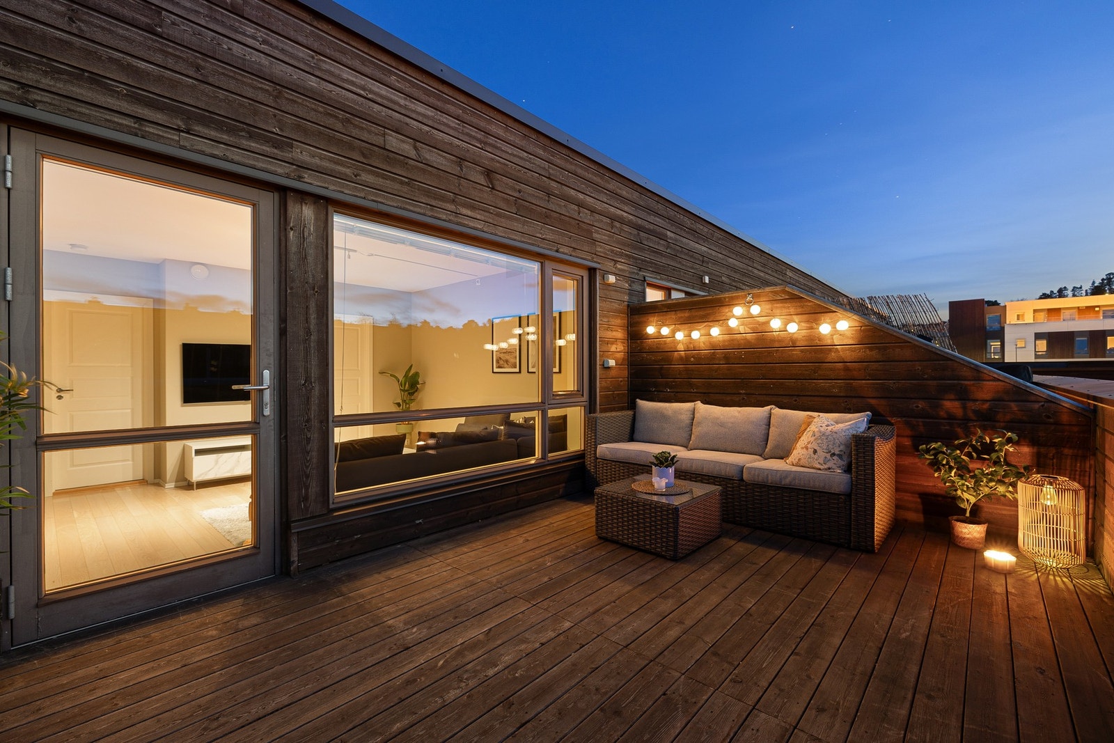 Også her har du god plass til flere sittegrupper og lounge. Et ypperlig sted å nyte sene sommerkvelder i lystig lag med noe godt i glasset. Galleribilde