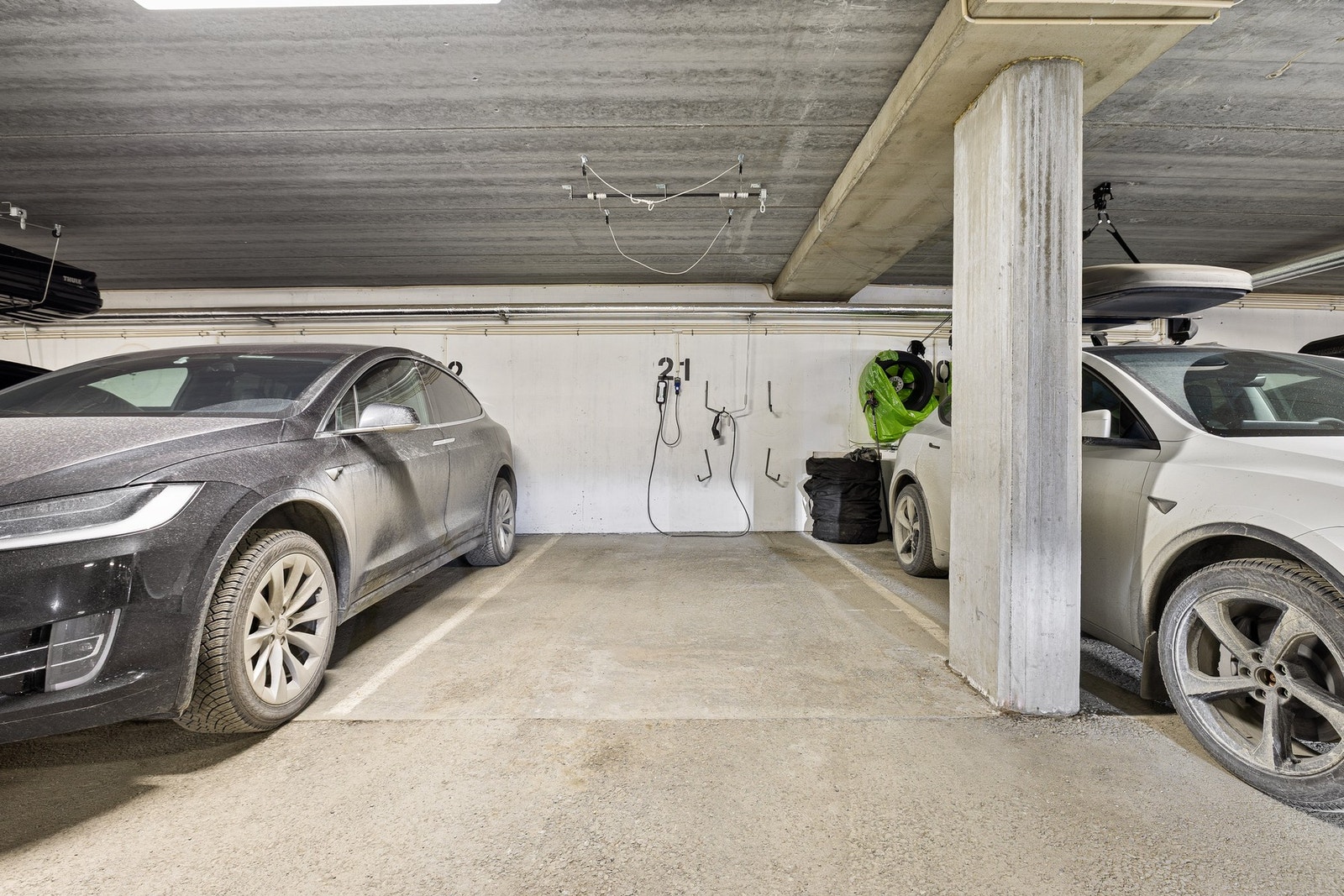 Boligen har parkeringsplass m/elbillader i oppvarmet garasjekjeller. Galleribilde