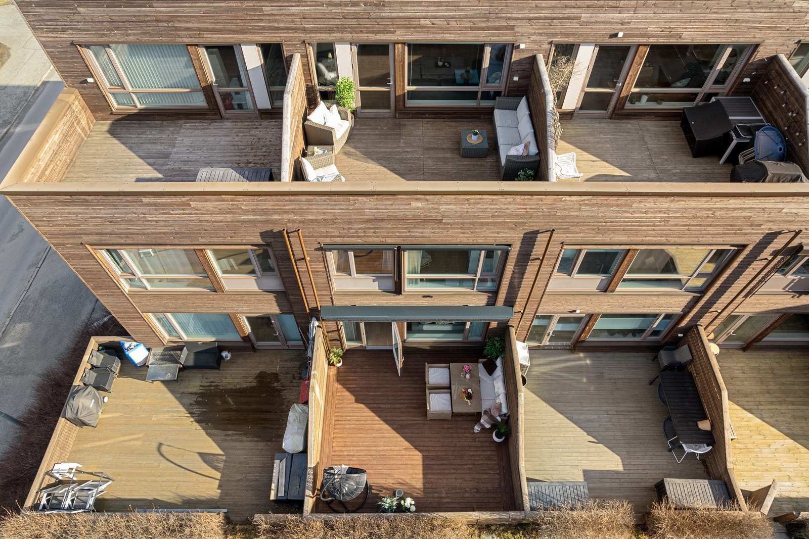 Boligens vestside. Her nyter du solen fra ca. kl. 12:00 til solnedgang. Galleribilde