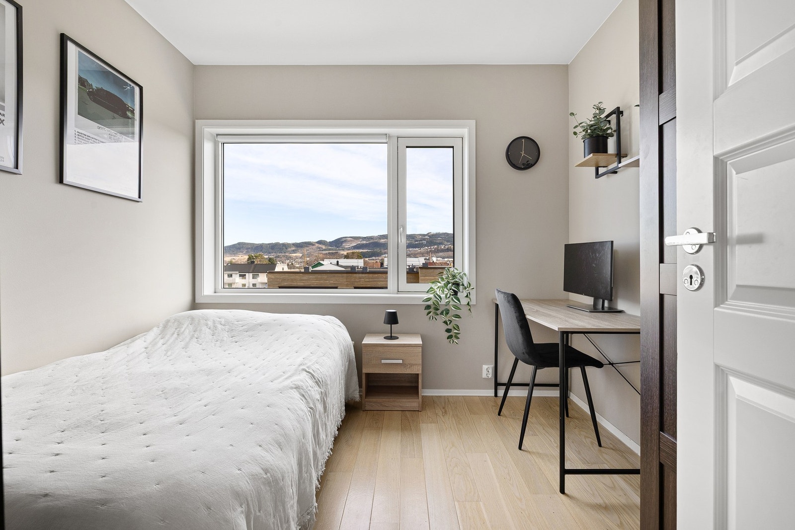 Det fjerde soverommet er på ca. 8 kvm. Alle rom fremstår innbydende med nevnte 1-stavs gulv og oppgraderte overflater. Galleribilde