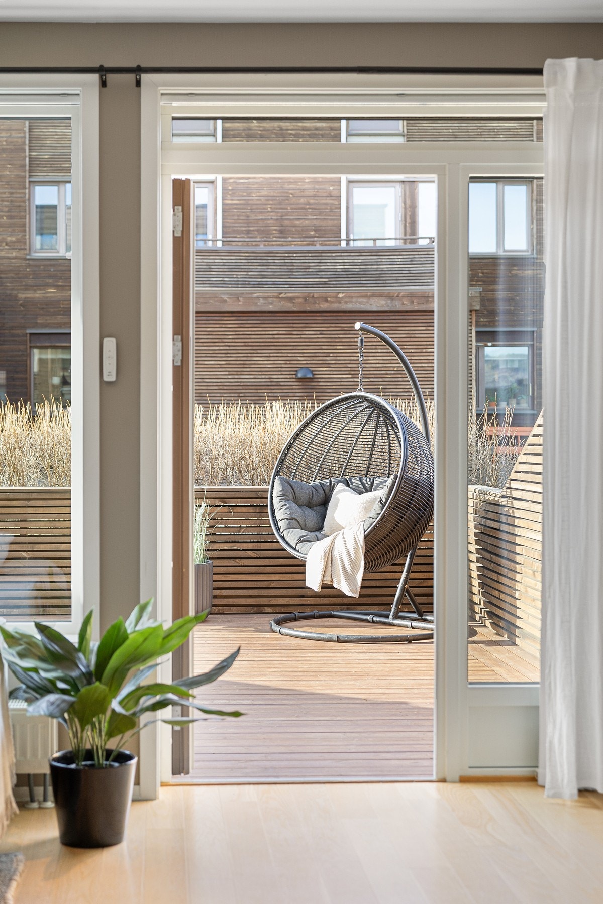 Fra stuen har du direkte utgang til den vestvendte terrassen. Galleribilde