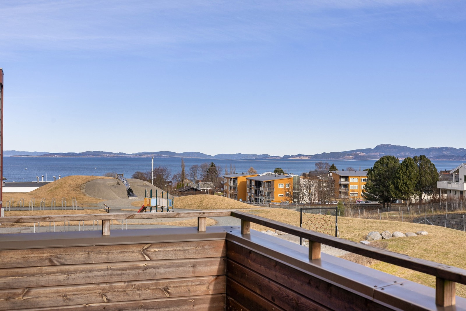 Se for deg å trippe ut fra soverommet en tidlig sommerdag, og bli møtt av morgensolen og denne utsikten. Life's good! Galleribilde