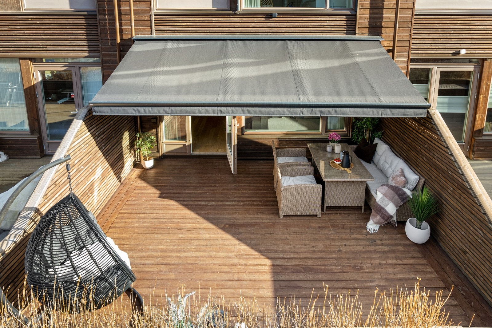 Terrassen er på hele 25 kvm. Det er montert elektrisk markise som kan styres via app. En herlig plass å nyte middagen på finværsdager! Galleribilde
