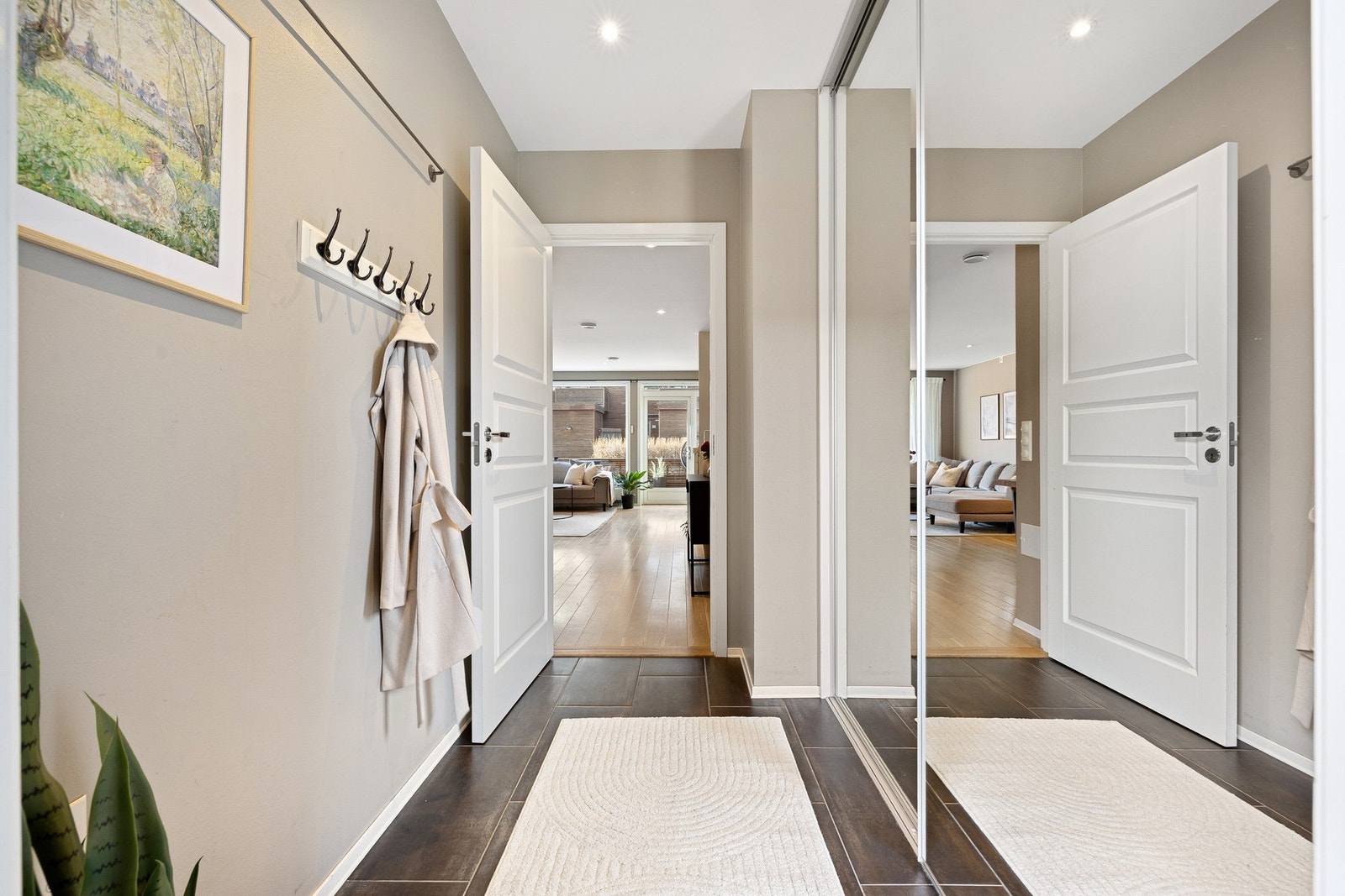 Velkommen inn! Romslig entré med gulvvarme og dobbel skyvedørsgarderobe m/speilfronter. Galleribilde