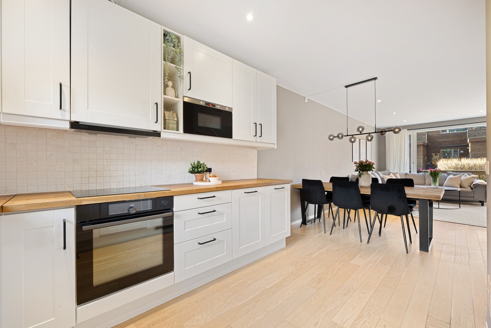 Integrerte hvitevarer på kjøkken følger handelen. Galleribilde