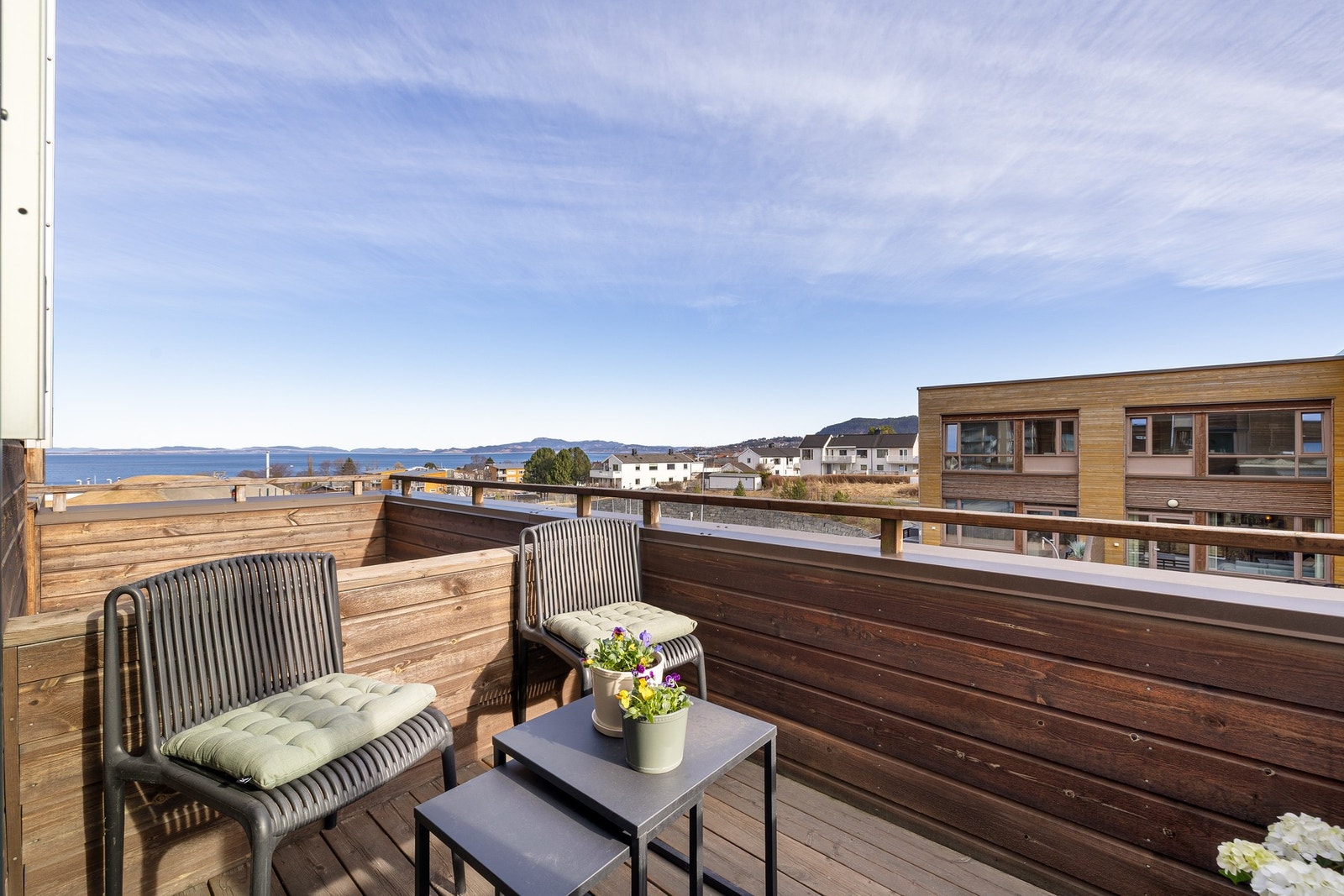 Balkongen er på ca. 4 kvm og her nyter du morgensolen til en god kaffekopp. Galleribilde