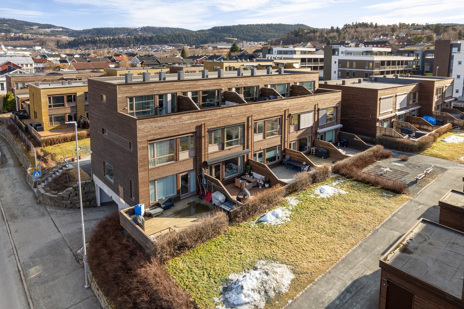 Boligen ligger i et familievennelig nabolag med kort vei til dagligvare, barnehager, skoler og servicefasiliteter. Galleribilde