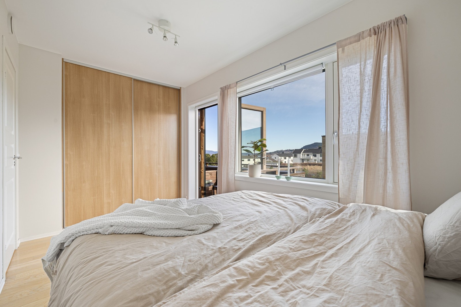 Soverom 1 måler hele 13 kvm og har god plass til dobbeltseng. Integrert skyvedørsgarderobe. Galleribilde