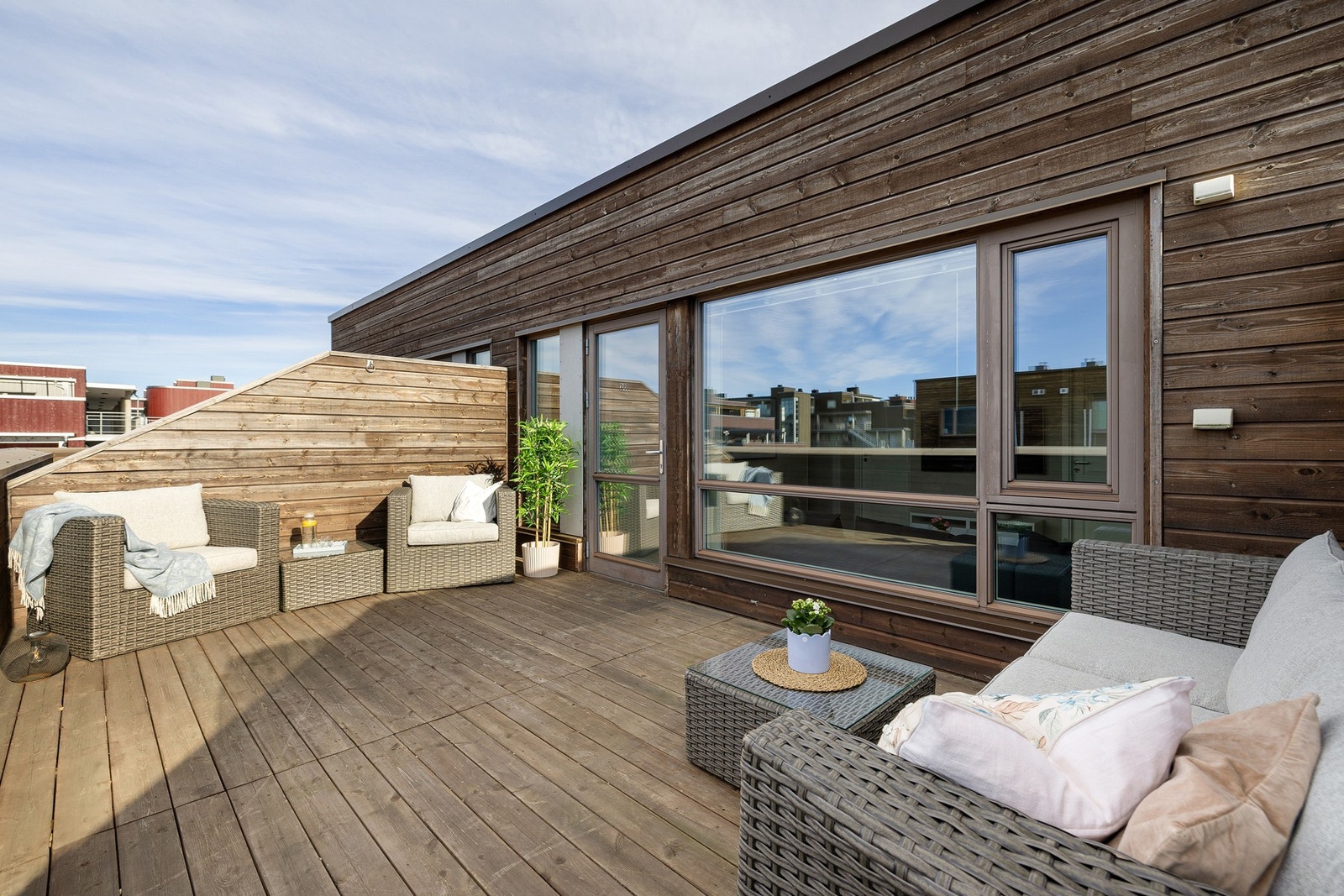 Prikken over i`en må sies å være takterrassen på hele 17 kvm! Her sitter du på orkesterplass når fargespillet utfolder seg på himmelen ved solnedgang. Galleribilde