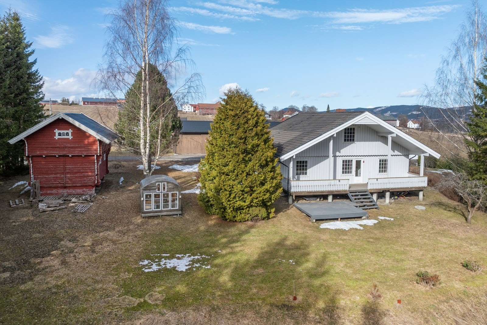 Eiendommen har almenningsrett til Lunner almenning. Galleribilde