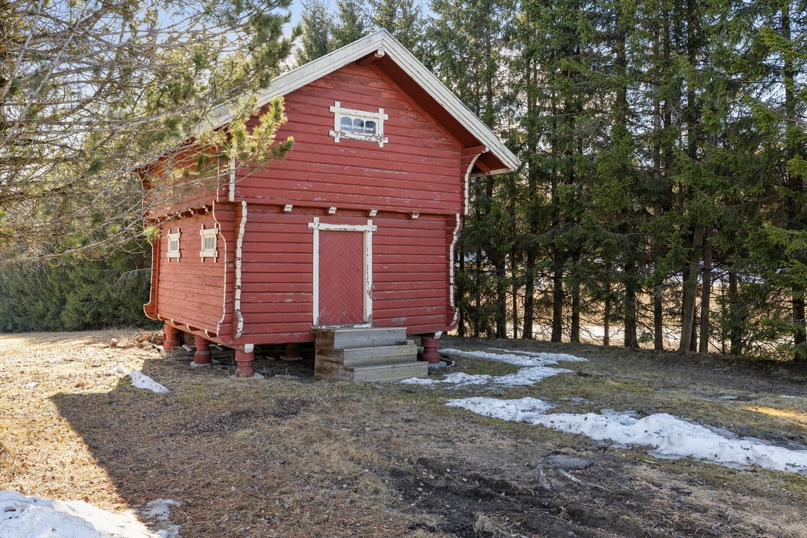 Stabbur over 2 plan med plass til diverse lagring. Galleribilde