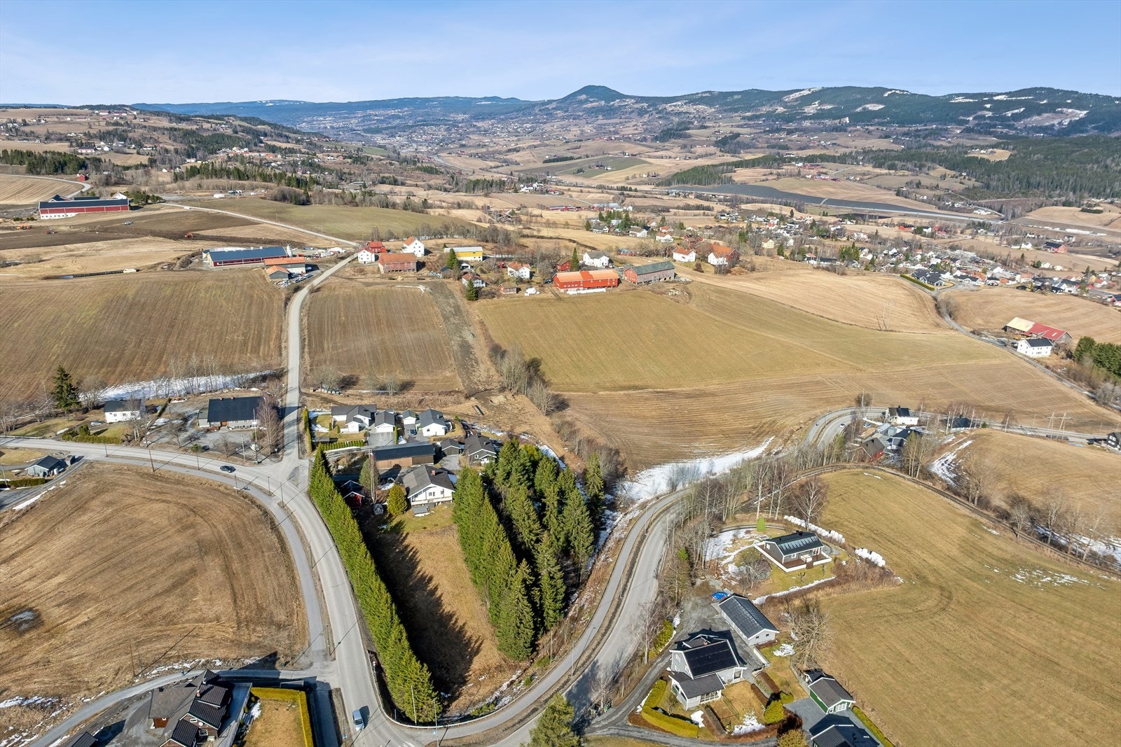 Fra eiendommen er det kort vei til barnehage, skoler og til Lunner sentrum, hvor du bl.a har matbutikk, spisested, kollektivtransport m.m. Fine turområder i nærmiljøet, sommer som vinter. Galleribilde