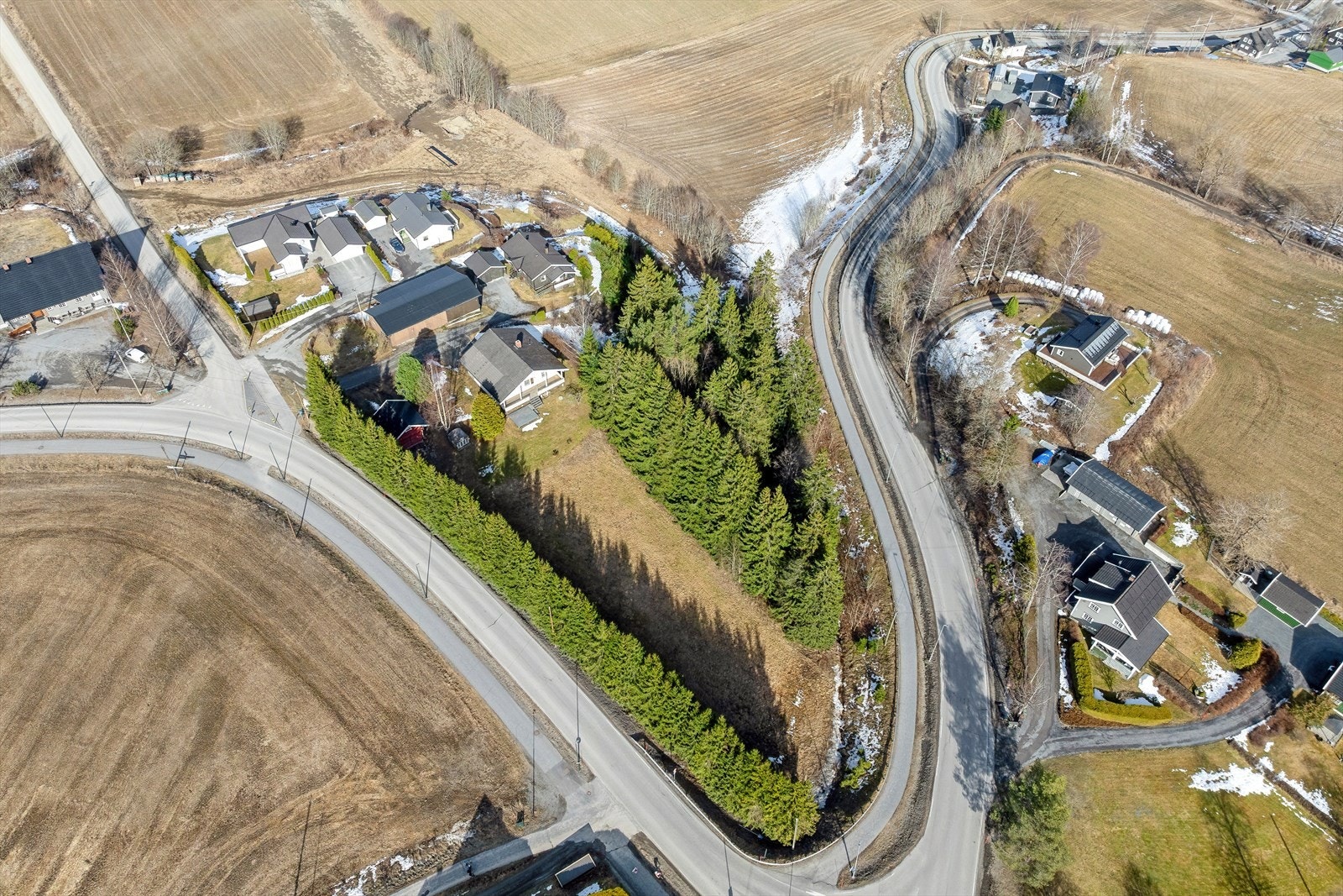 Tomta strekker seg over ca. 11,5 DAA, fordelt på 2 teiger. Galleribilde