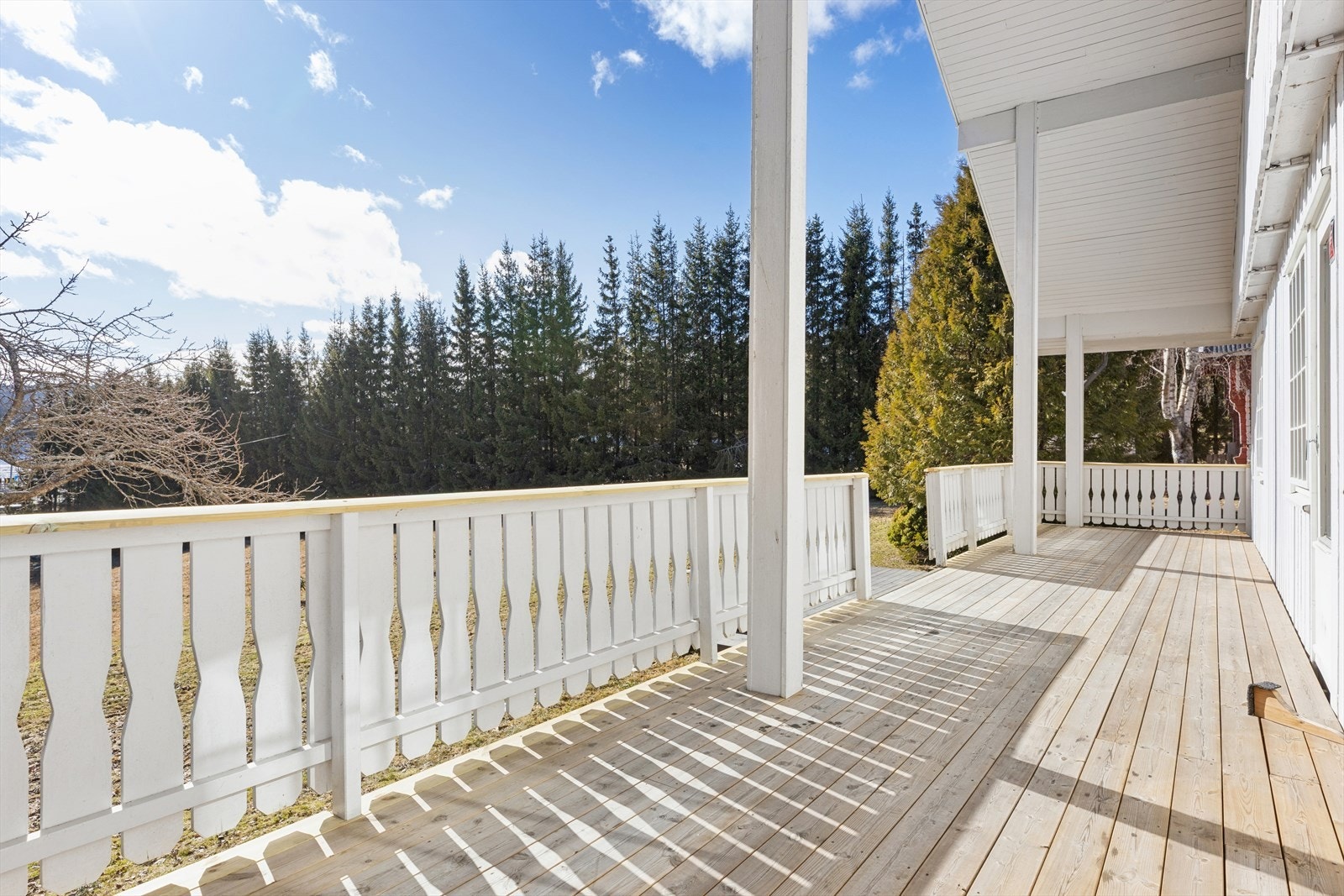 Romslig terrasse med god plass til diverse utemøbler. Galleribilde