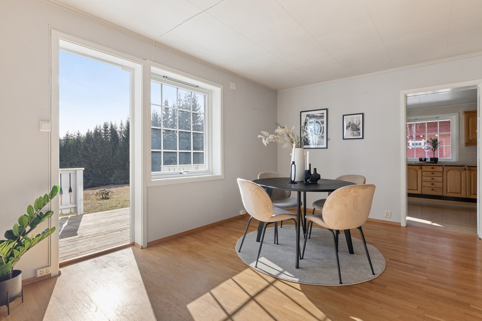 Fra denne stuen er det utgang til terrasse og hage der flotte sommerdager kan nytes. Galleribilde