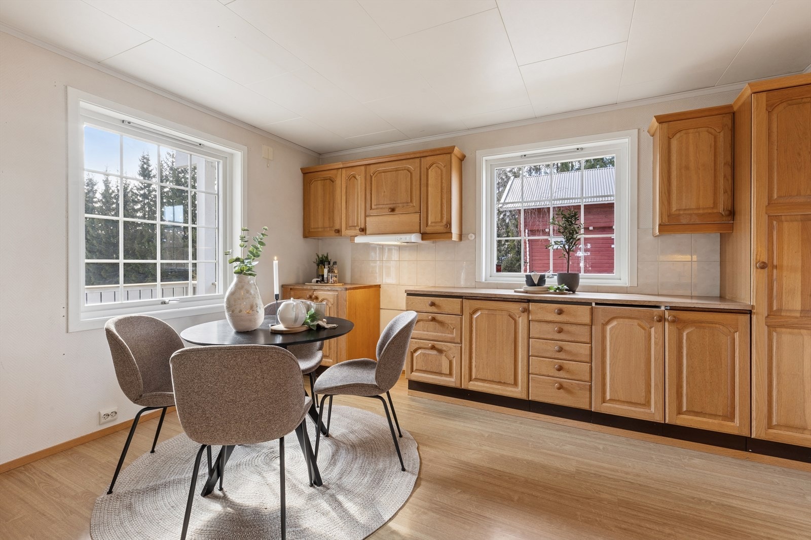 Plass til frittstående, kjøleskap, oppvaskmaskin, komfyr. Kjøkkenet har godt med skap og benkeplass. Galleribilde