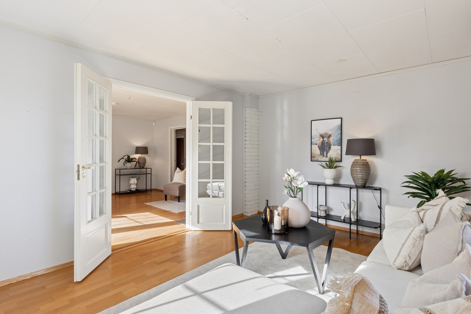 Store vindusflater slipper inn rikelig med naturlig lys. Her er det også varmepumpe. Fra stuen er det adkomst til en stue nr 2/spisestue. Galleribilde