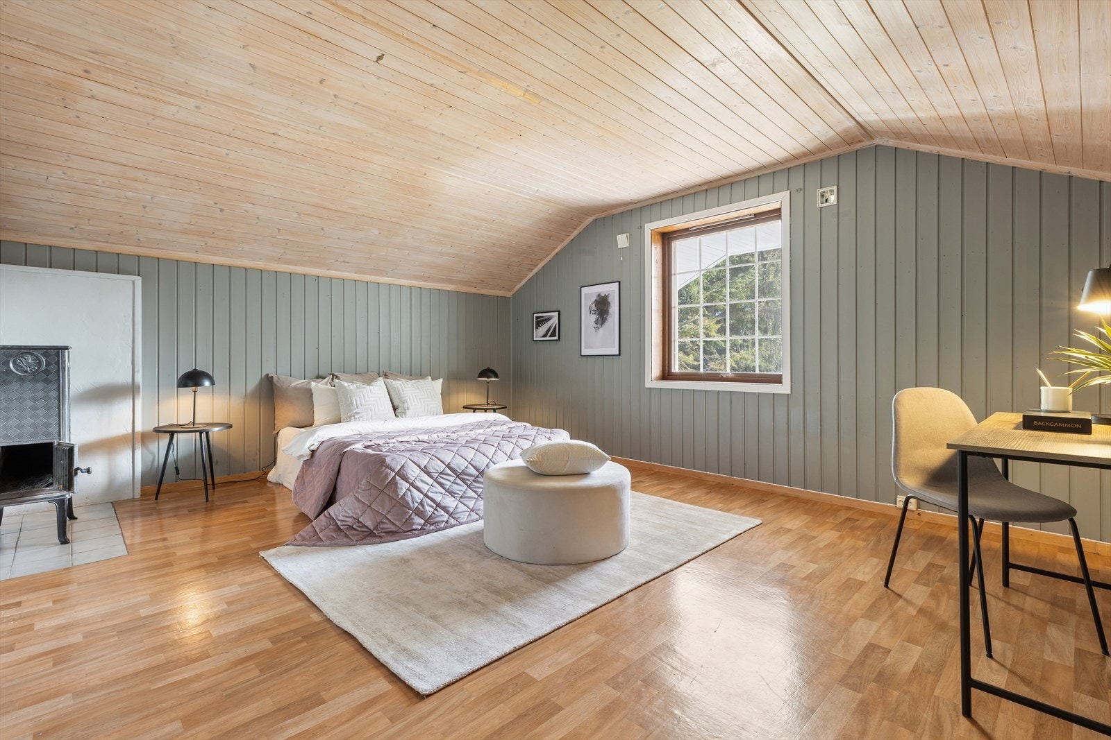 Hovedsoverommet ligger i 2. etasje og har god plass til seng og annet ønsket inventar. Her er det også ildsted. Galleribilde