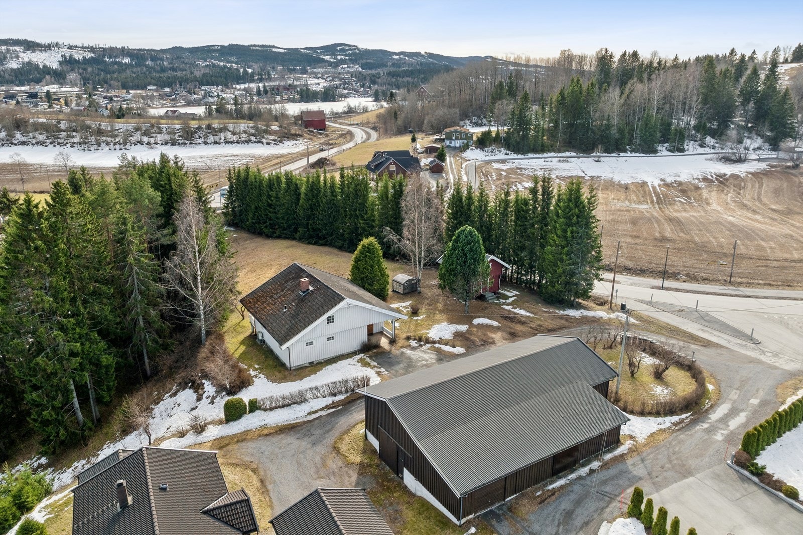 En innholdsrik eiendom sentralt og landlig beliggende på Lunner. Galleribilde