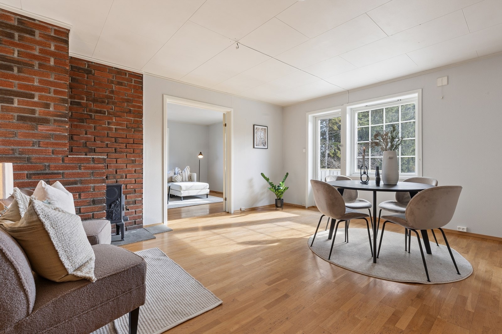 Stue/spisestue med god plass til spisebord der man kan samle familie og venner til hyggelige sammenkomster. Galleribilde