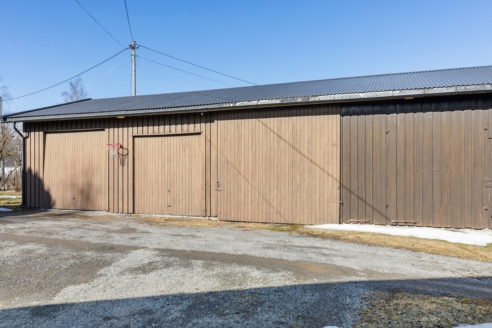 Garasjebygg med 3 garasjer. Galleribilde