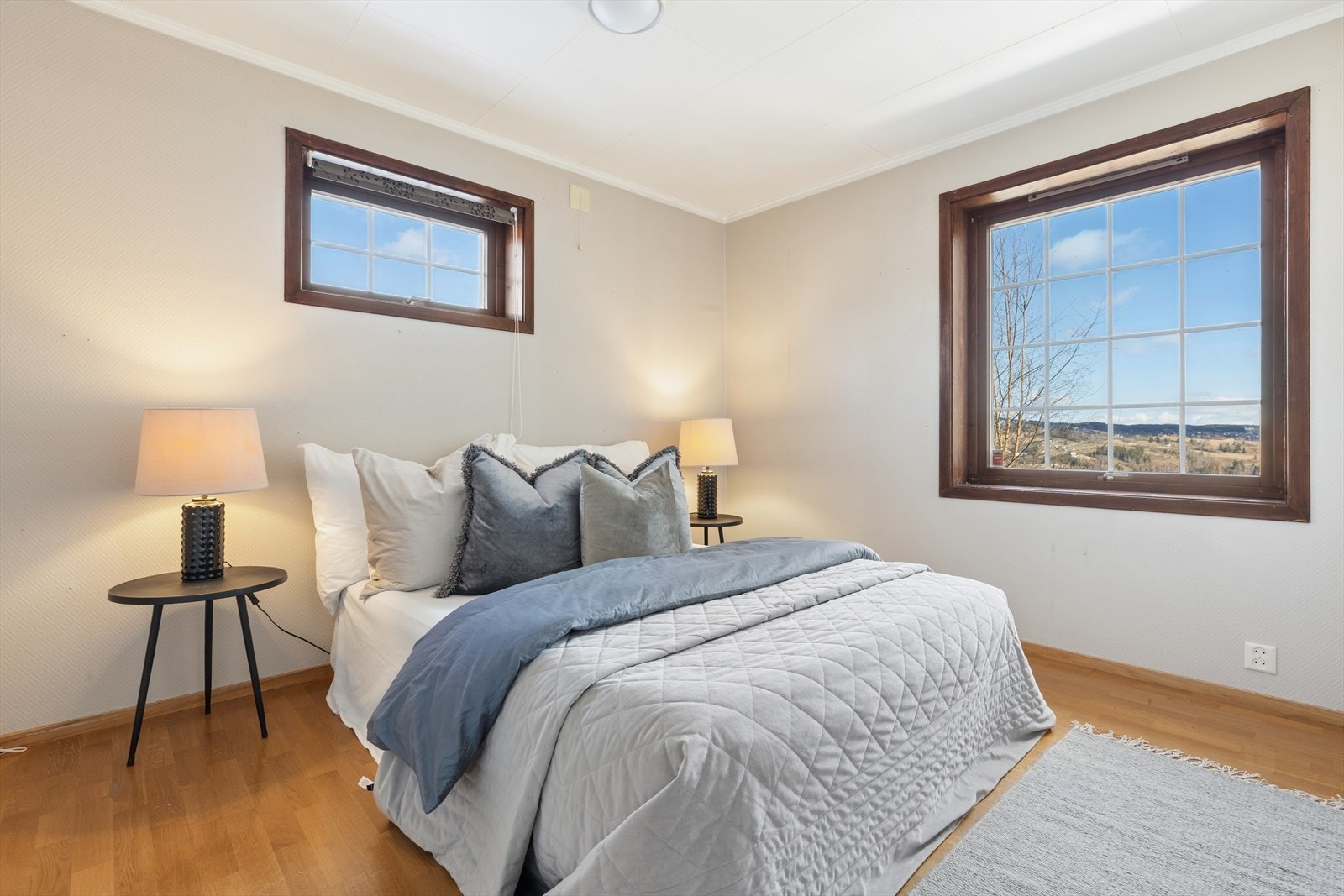 Boligen har totalt 3 soverom der et ligger i 1. etasje og 2 ligger i 2. etasje. Soverommet i 1. etasje er av god størrelse og har plass til seng og garderobeskap. Galleribilde