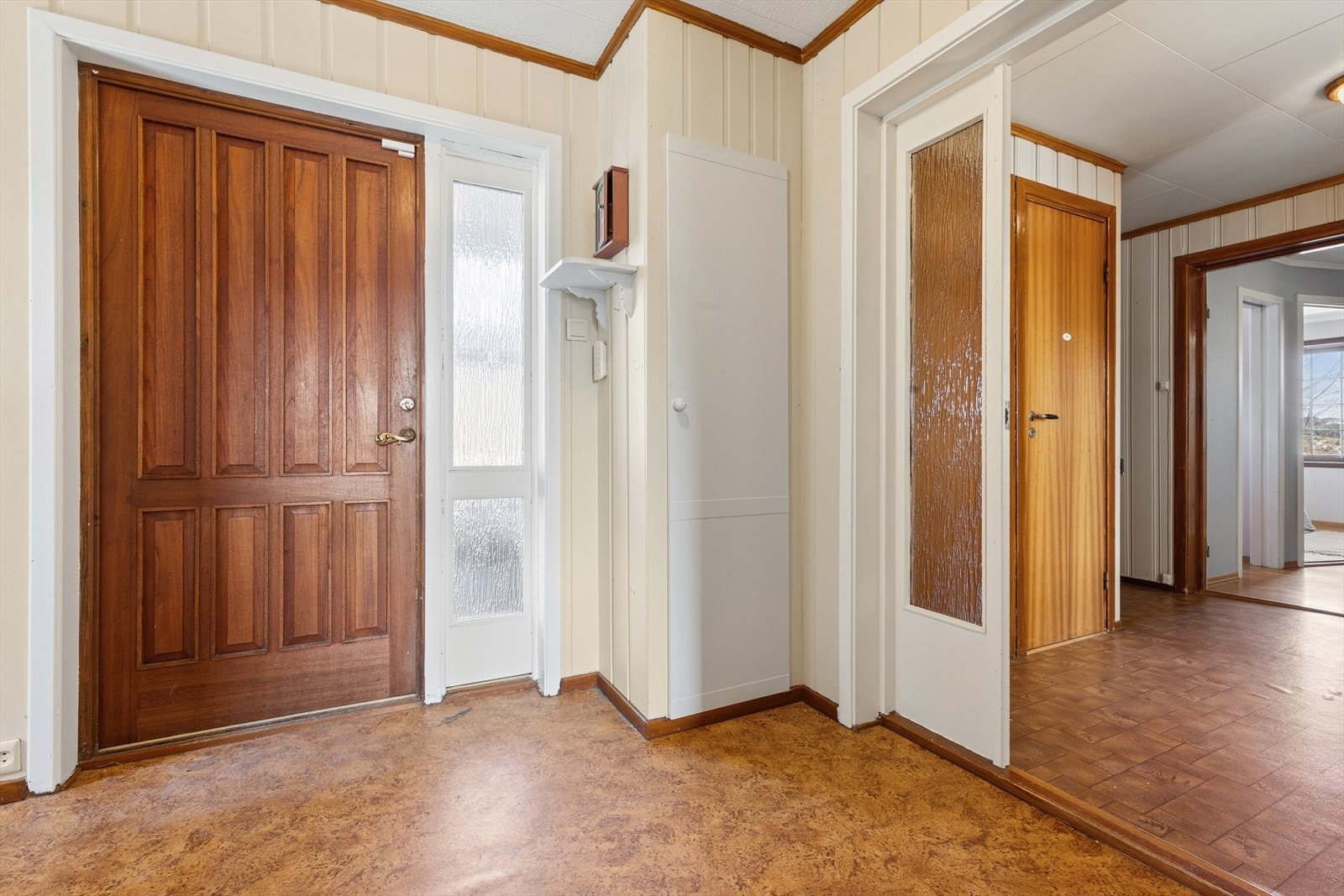 Det første som møter deg når du kommer inn er en entré med plass til sko og yttertøy. Galleribilde