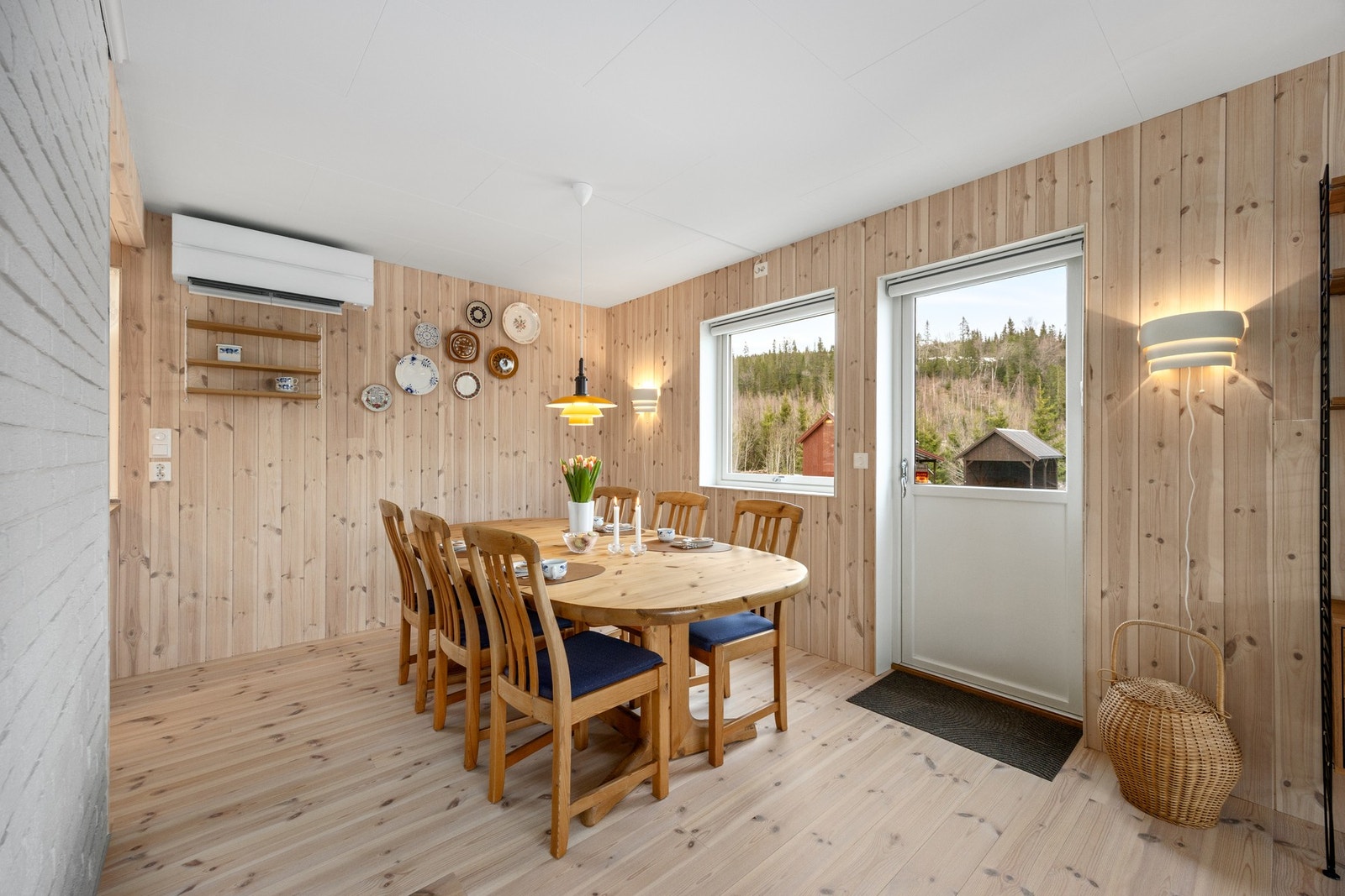 Spisebordet er plassert i naturlig tilknytning til kjøkkenet. Galleribilde