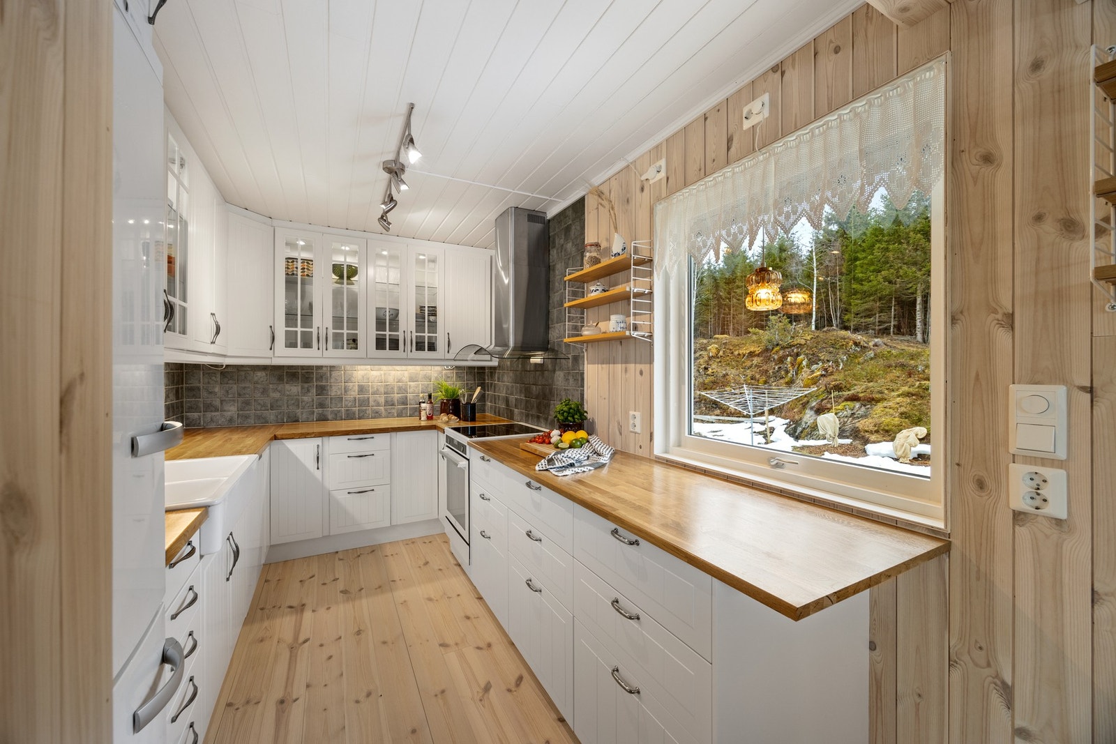 Pen og tidløs kjøkkeninnredning montert i 2008. Utvidet med 3 seksjoner i 2024. Galleribilde