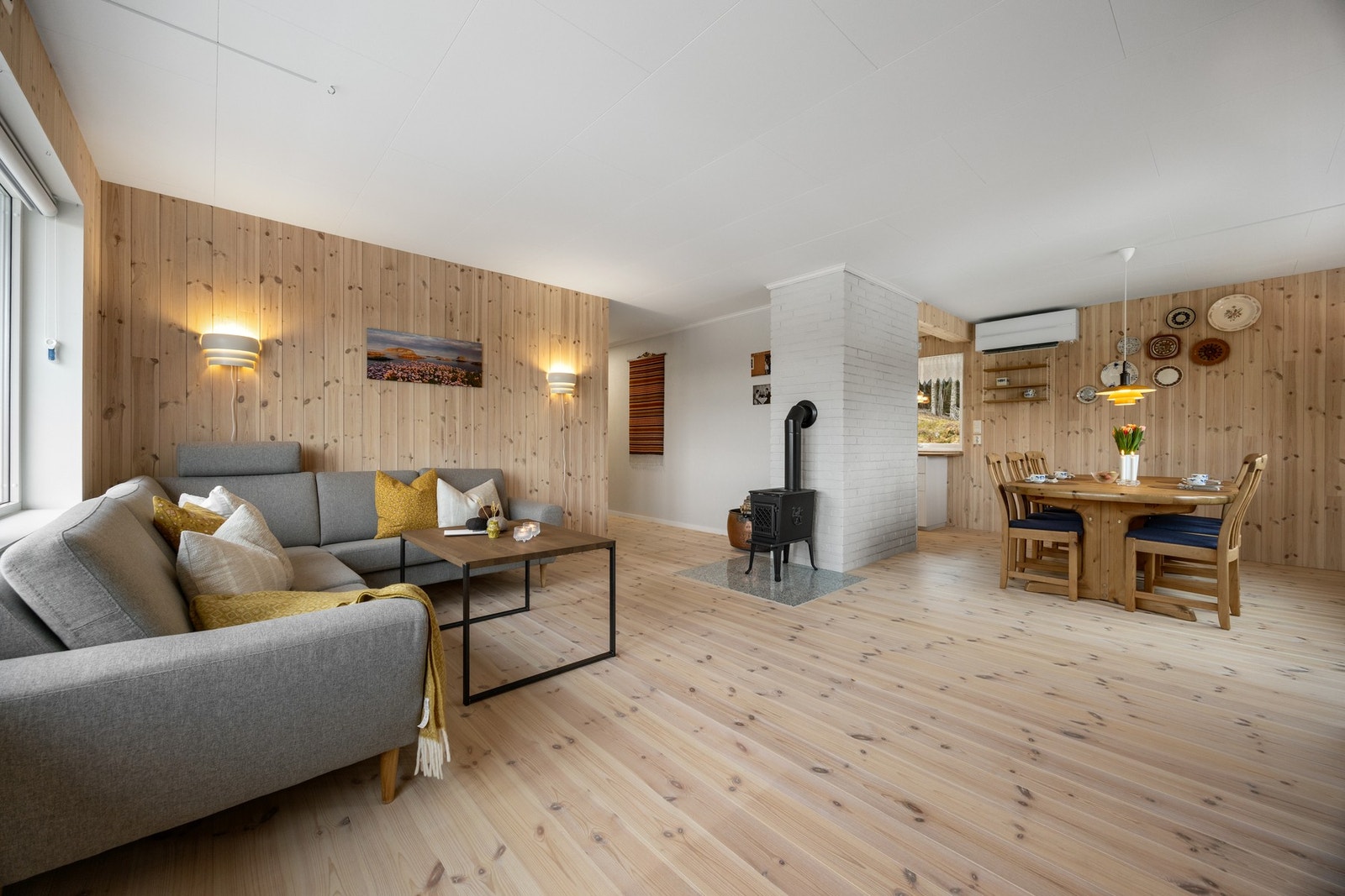 Det er oppvarming fra elektrisitet, vedfyring og varmepumpe. Vedovn og varmepumpe nye i 2024. Galleribilde