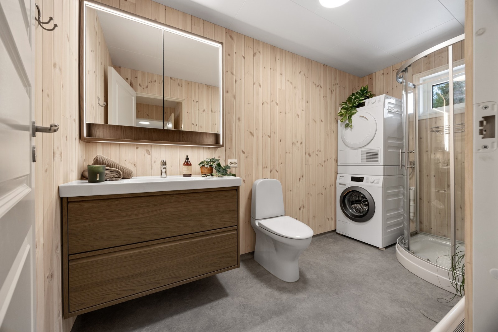 Bad - 5,5 kvm. Utstyrt med servantskap, toalett og dusjkabinett Galleribilde