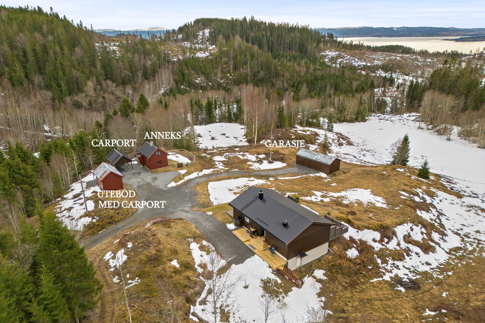 Eiendommen har en skjermet og landlig beliggenhet med både enebolig, anneks, garasje og utebod, samt tomt på i overkant av 38 mål. Galleribilde