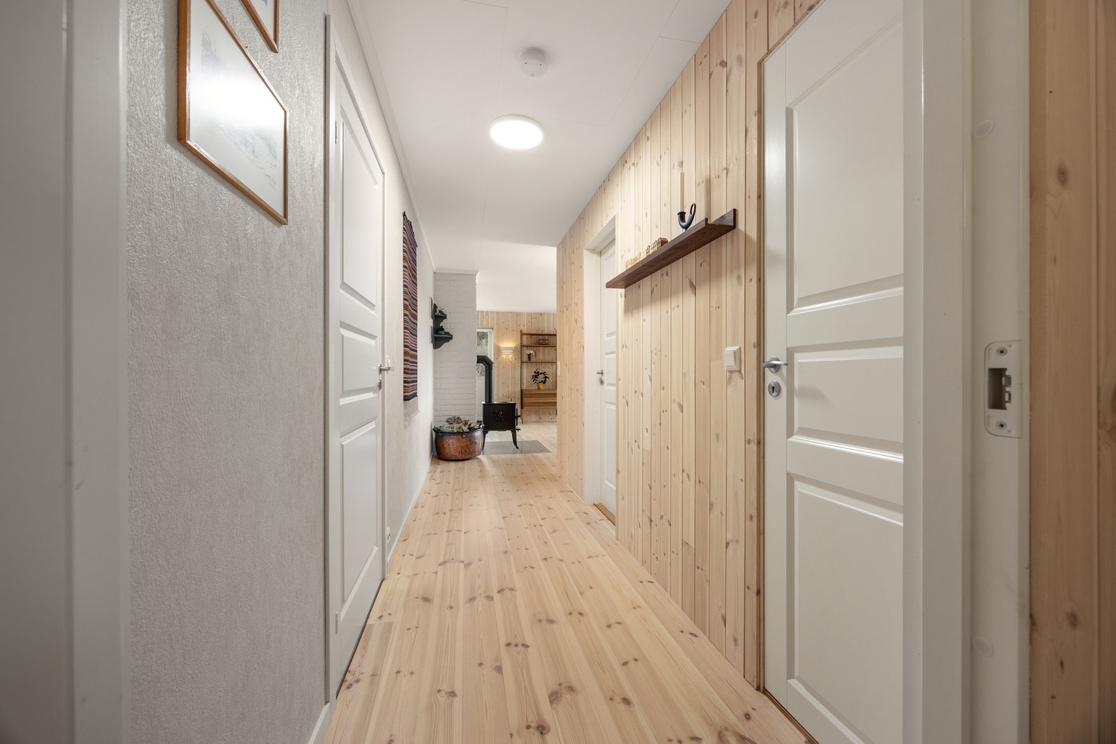 Fra stuen er det gang som fører til øvrige rom i huset Galleribilde