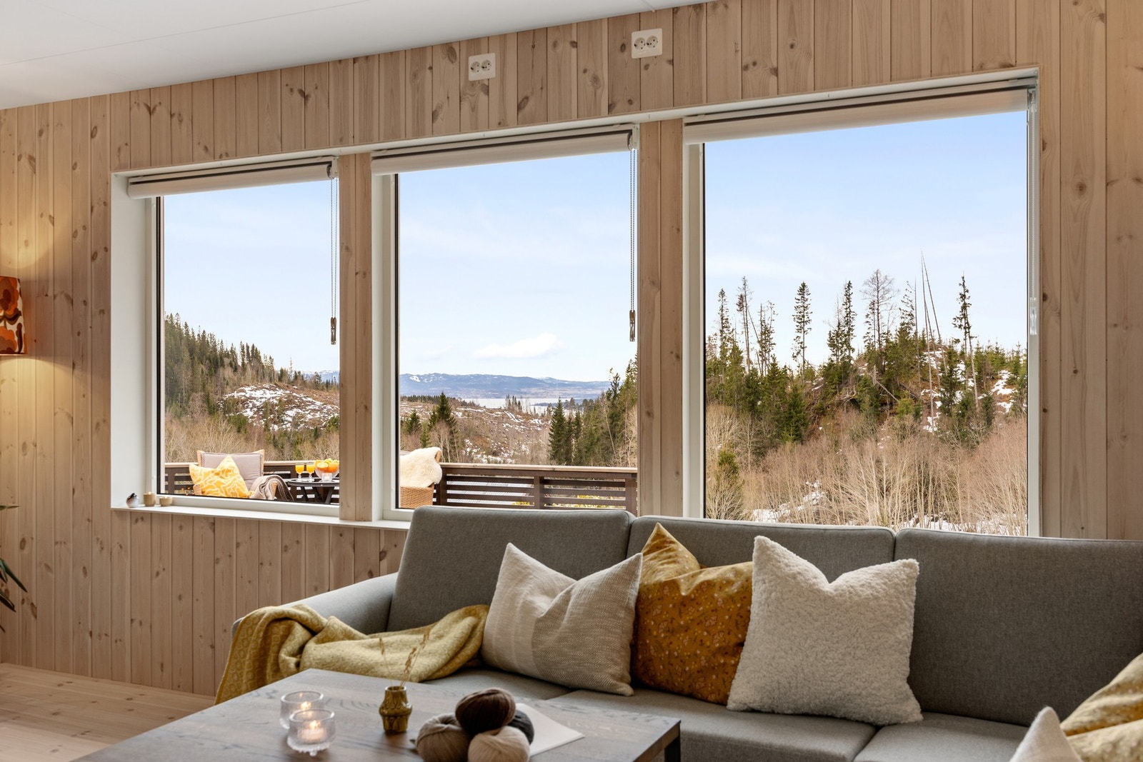 Uforstyrret utsikt over landskapet og mot sjøen! Galleribilde