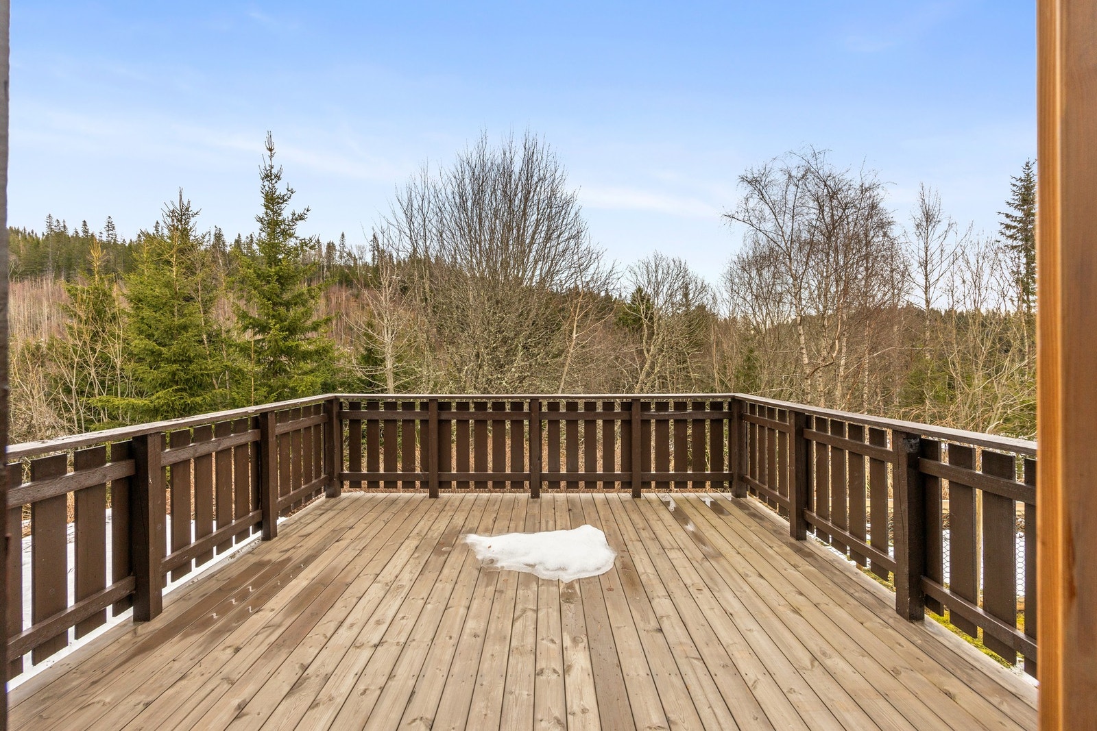 Fra annekset er det dør ut til terrasse - 15 kvm. Galleribilde