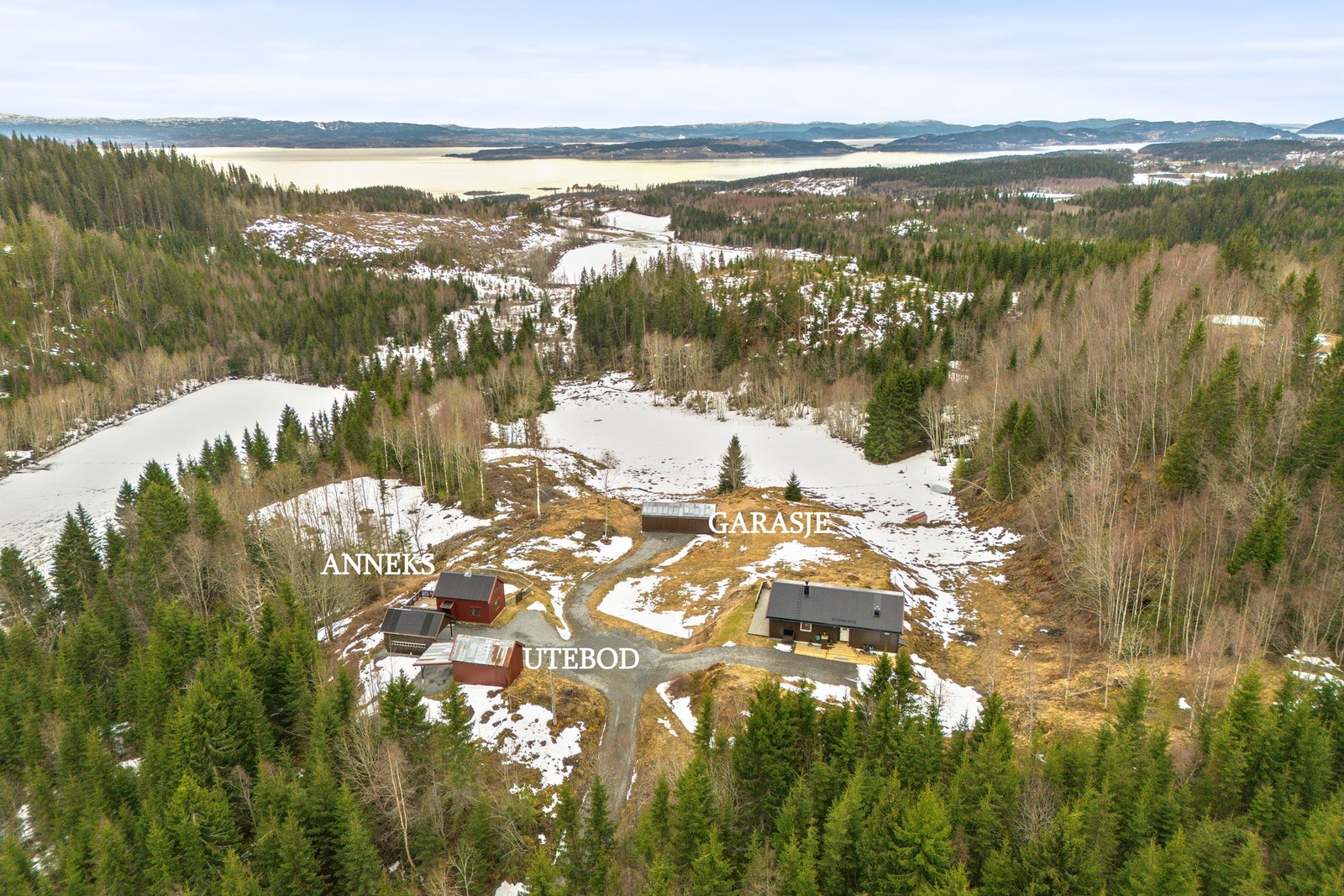 Eiendommen består av flere bygninger. Galleribilde