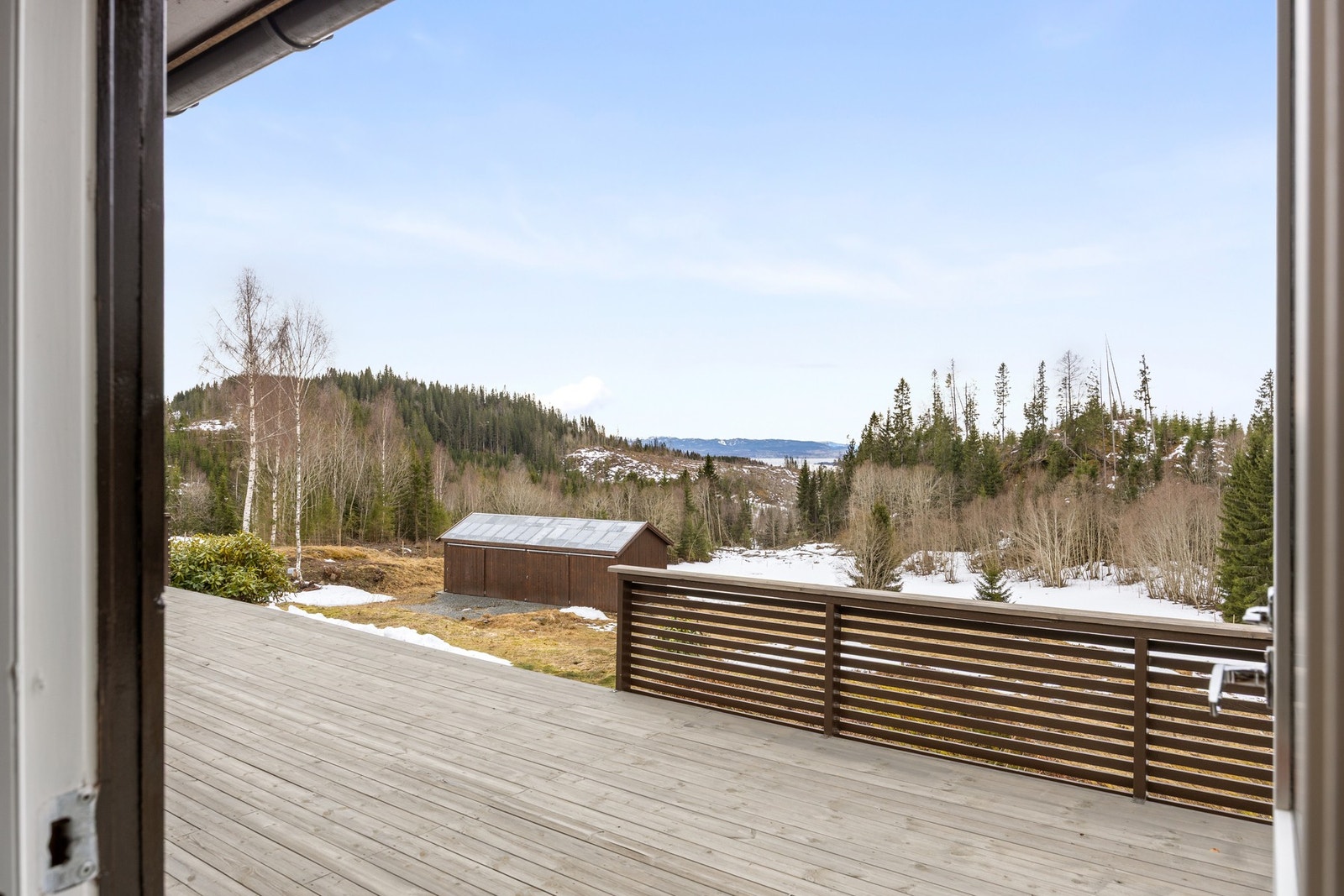 Dør ut til romslig terrasse Galleribilde