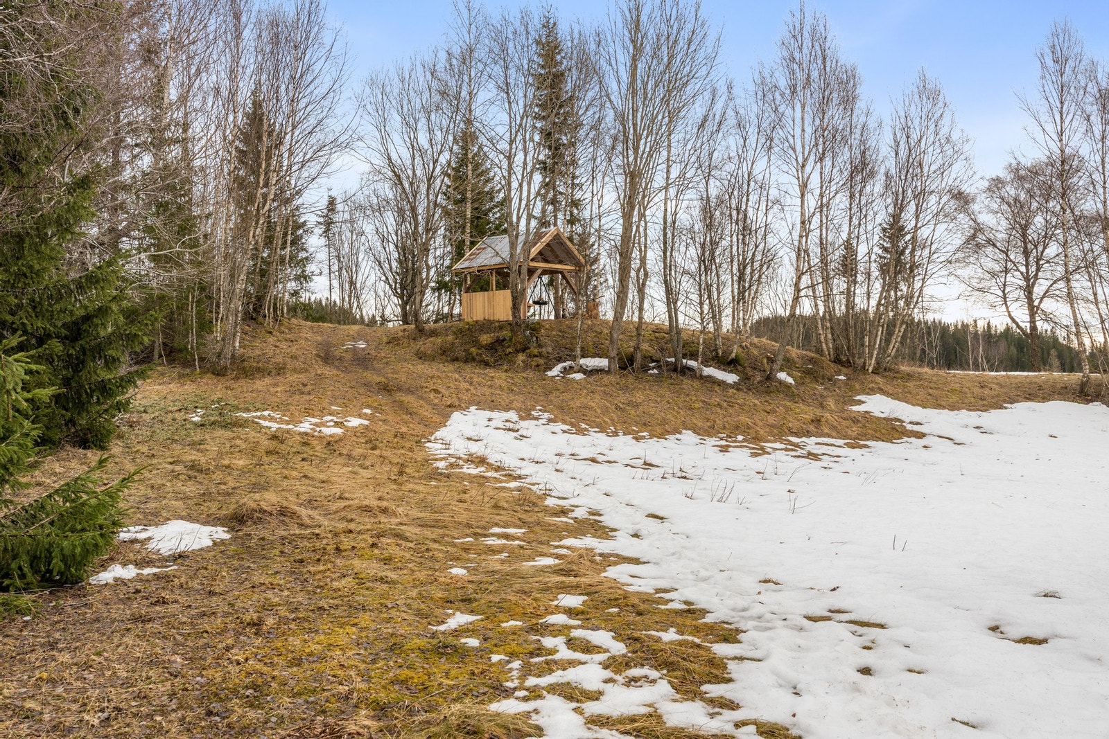 På tomten er det også etablert et grindbygg/grillhus Galleribilde