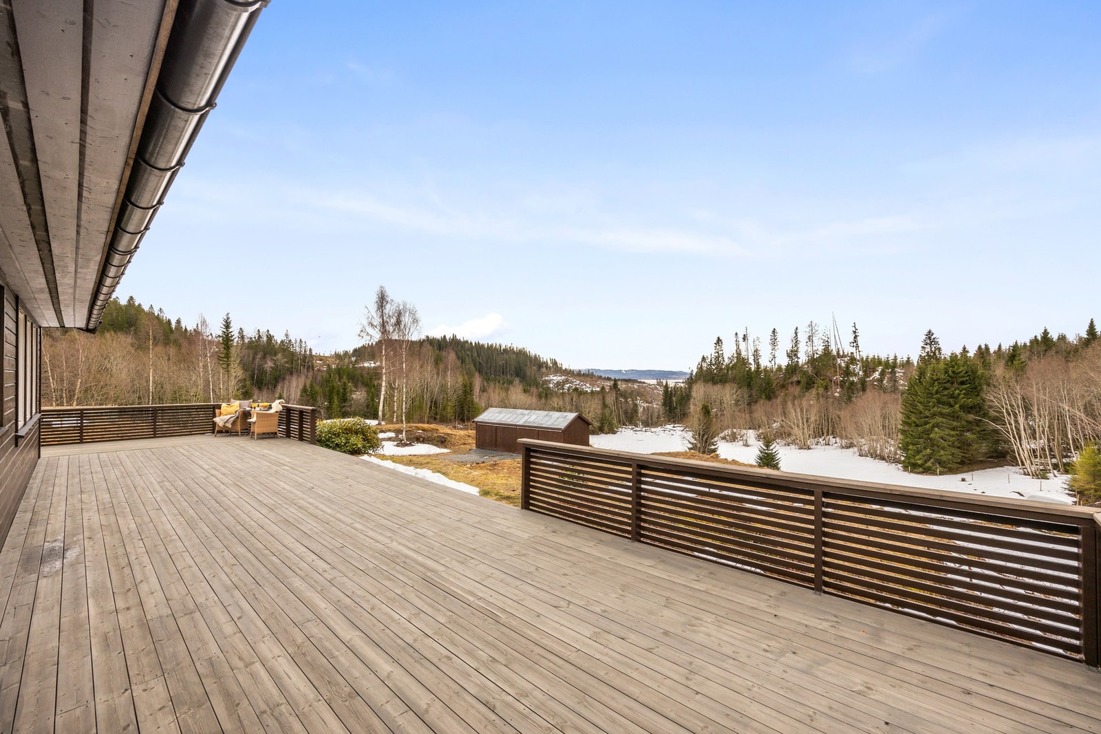 Terrassen strekker seg rundt to av husets sider og måler 72 kvm. Galleribilde